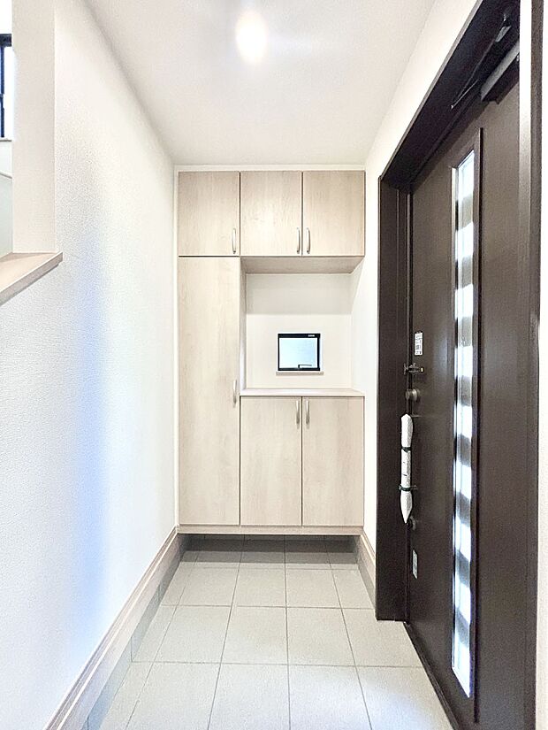 【その他設備(シューズボックス)】たっぷり収納できるシューズボックスで家族全員の靴も、玄関すっきり。  