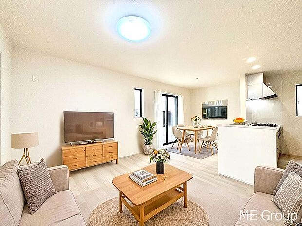 【リビング】ご家族の賑やかな話し声で包まれる明るいリビング ※家具はCGです