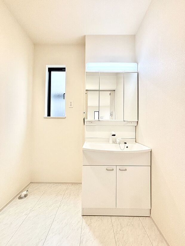 【洗面台・洗面所】大きく見やすい三面鏡で清潔感ある洗面台は、身だしなみチェックや肌のお手入れにおすすめです。