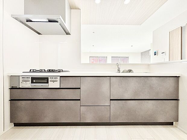 【キッチン】システムキッチンはシンプルでスッキリした飽きの来ないデザインなので永く使えそう!
