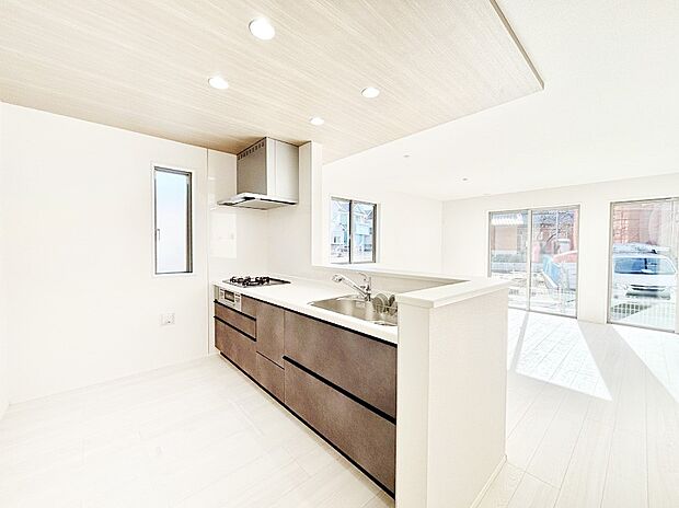 【ダイニングキッチン】ご家族の会話弾む対面キッチン。お料理中のパパママもご家族と過ごす時間が増えそう!