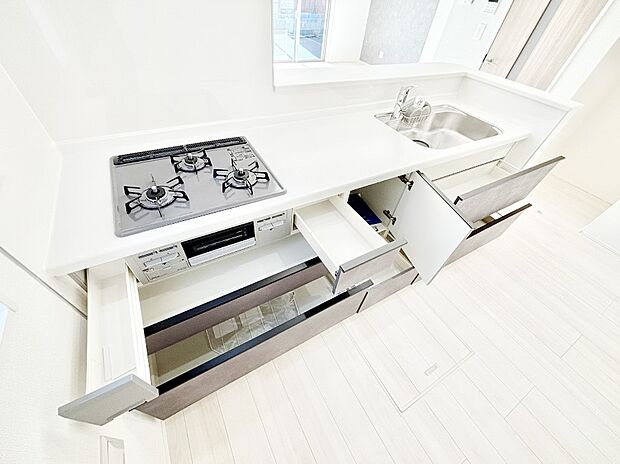 【その他設備(キッチン収納)】収納スペースもたっぷり!広々とした作業スペースで家事もラクラク!