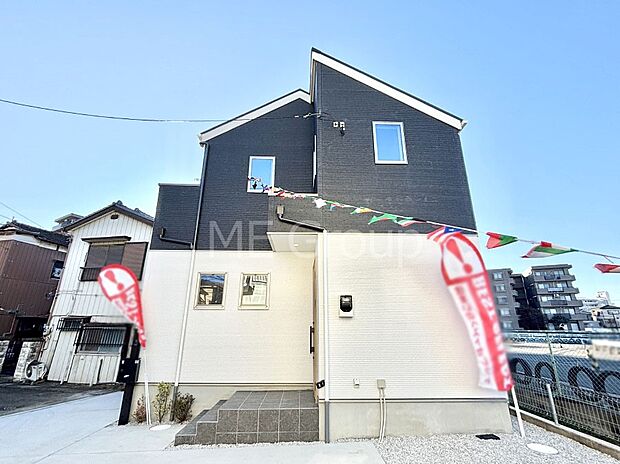 【現地外観写真】洗練された外観、上質な住空間が広がる室内は永く安心して過ごせる住居です。 