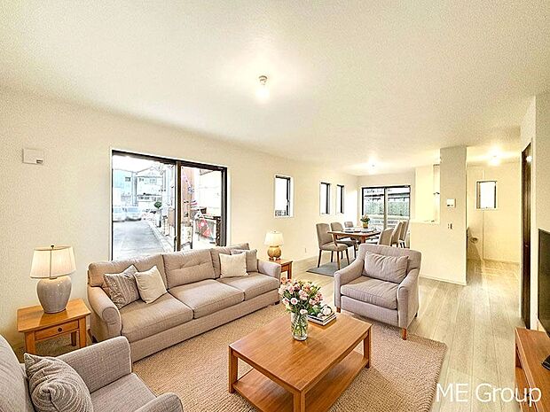 【リビング】ご家族の賑やかな話し声で包まれる明るいリビング  ※家具はCGです