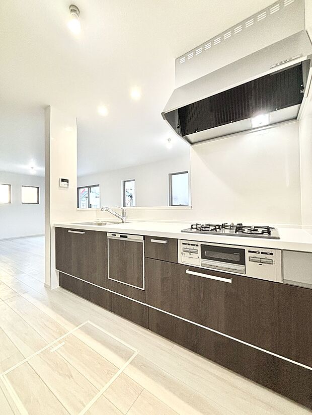 【ダイニングキッチン】料理をしながらでもご家族との会話を楽しめる対面キッチン