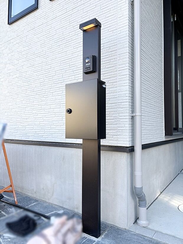 【その他現地】表札・インターホン・ポストをひとつに集約。エントランスになじむシンプルデザイン。