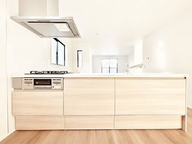 【キッチン】システムキッチンはシンプルでスッキリした飽きの来ないデザインなので永く使えそう！