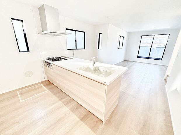 【ダイニングキッチン】ご家族の会話弾む対面キッチン。お料理中のパパママもご家族と過ごす時間が増えそう！