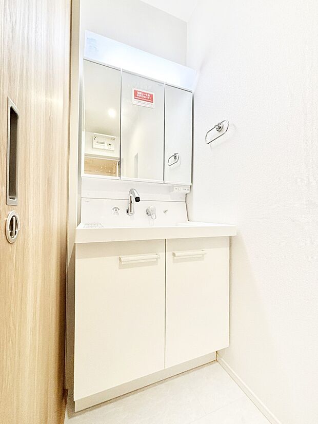 【洗面台・洗面所】三面鏡キャビネット・シャワー付き洗面化粧台で忙しい朝の身支度もスムーズに！