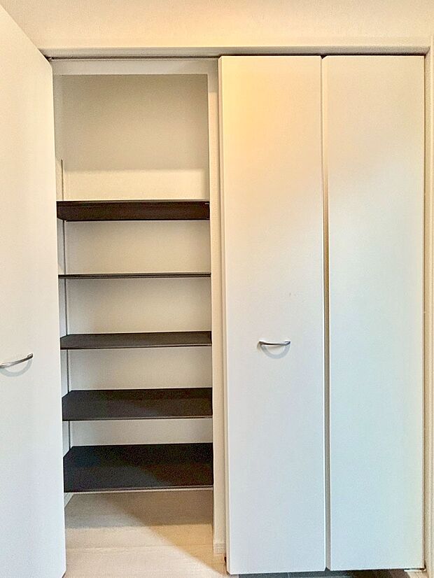 【その他設備(シューズボックス)】たっぷり収納できるシューズボックスで家族全員の靴も、玄関すっきり。