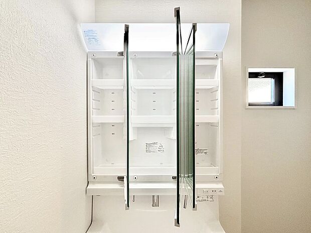 【その他設備(三面鏡裏収納)】三面鏡の裏に、化粧品や衛生用品などを収納可能。洗面台をすっきりと保ちます！