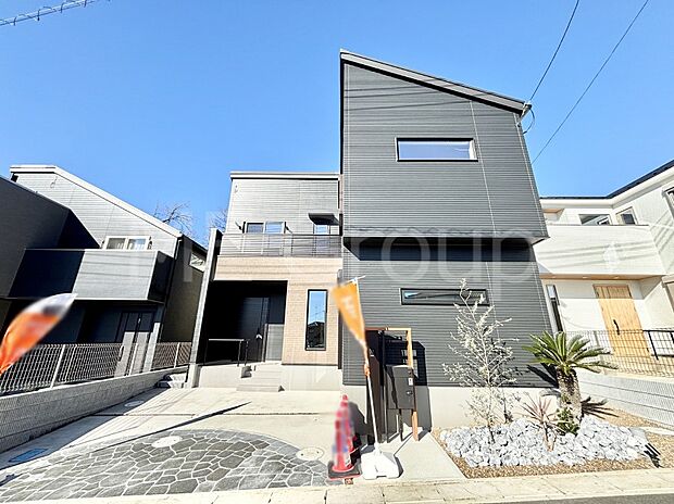 【現地外観写真】洗練された外観、上質な住空間が広がる室内は永く安心して過ごせる住居です。 