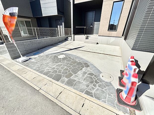 【駐車場】駐車2台可能！急なお客様の駐車に。また、ご家族の自転車スペースとしても大活躍。