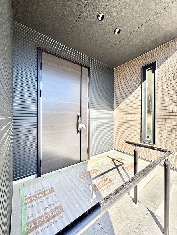 【玄関】大切な家族、来客を出迎える玄関。