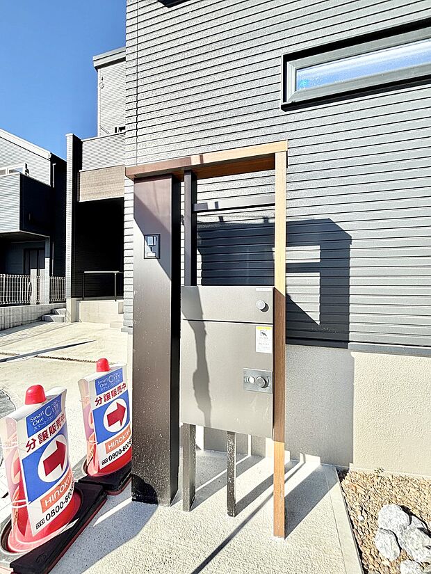 【その他現地】表札・インターホン・ポスト・宅配ＢＯＸをひとつに集約。エントランスになじむシンプルデザイン。