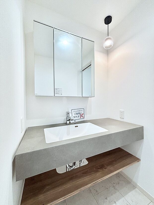 【洗面台・洗面所】大きく見やすい三面鏡で清潔感ある洗面台は、身だしなみチェックや肌のお手入れにおすすめです。