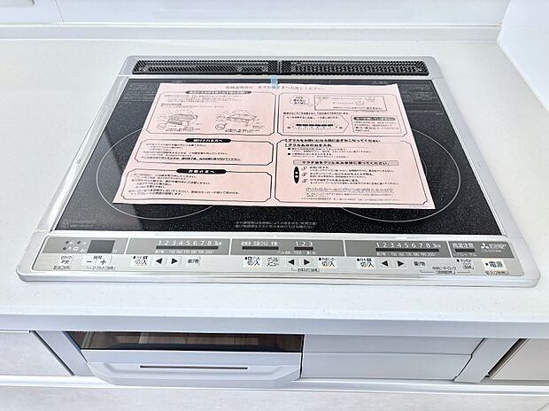 【その他設備(IHクッキングヒーター)】IHクッキングヒーターは天板の調理面がフラットなので調理後はサッと一拭きするだけ！