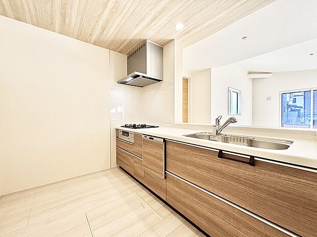 【ダイニングキッチン】リビングで遊ぶお子様を見守りながらお料理ができる対面キッチン。  