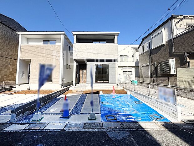 【現地外観写真】開放感溢れる広々リビングで家族団らんが楽しめるマイホーム!