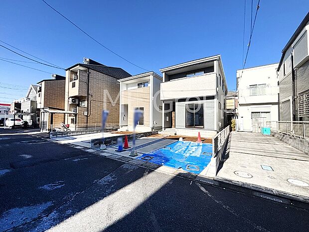 【前面道路含む現地写真】南面道路につき陽当たり良好。ここから始まる新生活を応援いたします!