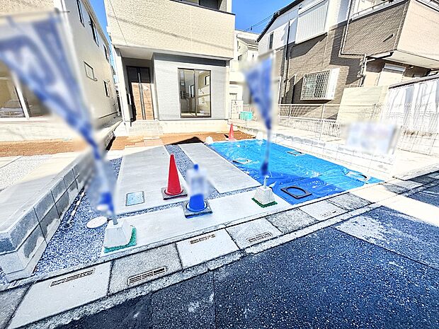 【駐車場】車の出し入れスムーズ!並列駐車2台分のカースペース付きです。