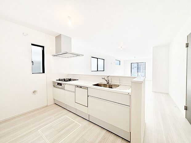 【ダイニングキッチン】ご家族の会話弾む対面キッチン。お料理中のパパママもご家族と過ごす時間が増えそう!