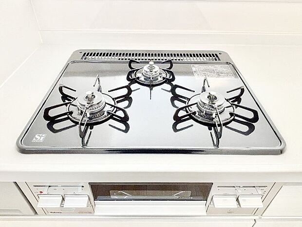 【その他設備(Siセンサーコンロ)】ガスコンロはSiセンサー搭載。火力調節や焦げ付き・消し忘れも防いでくれます。