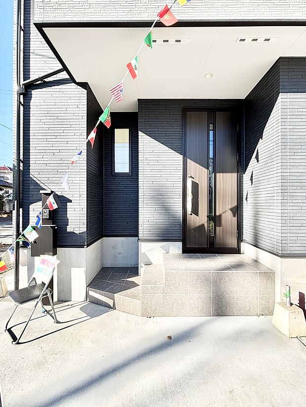 【玄関】玄関前は雨が降っても濡れにくい屋根付き