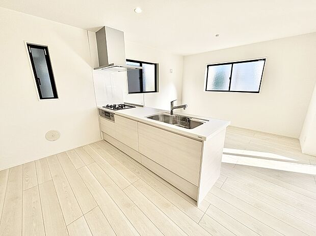 【ダイニングキッチン】料理をしながらご家族との会話を楽しめる対面カウンターキッチン