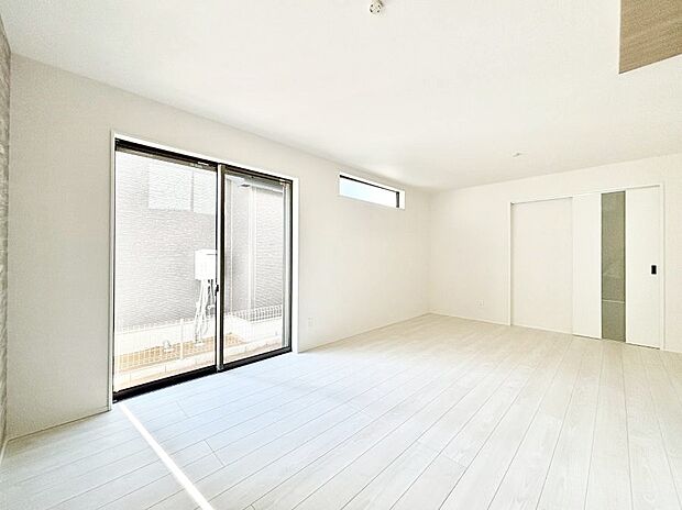 【リビングダイニング】大きな窓からたっぷりの陽光と風を感じられるリビング