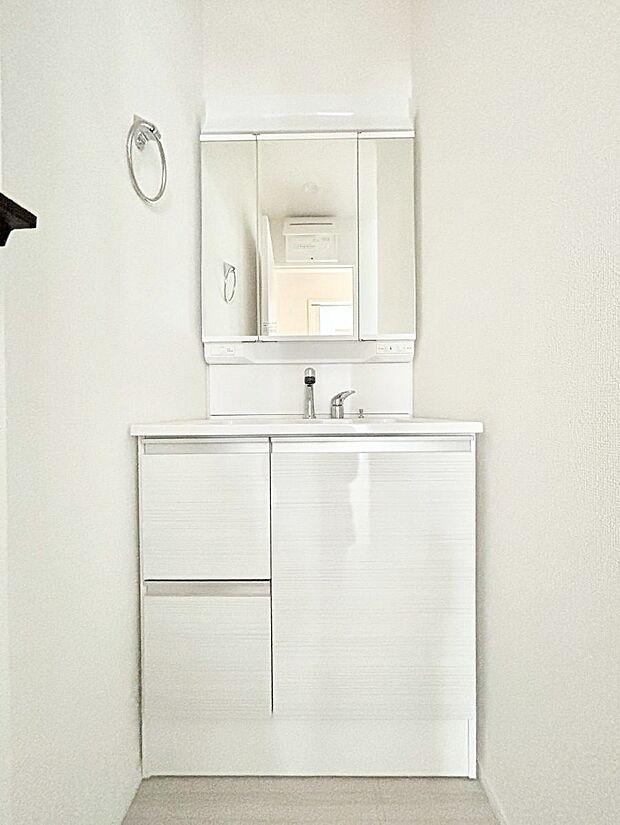 【洗面台・洗面所】三面鏡の裏に、化粧品や衛生用品などを収納可能。洗面台をすっきりと保ちます！