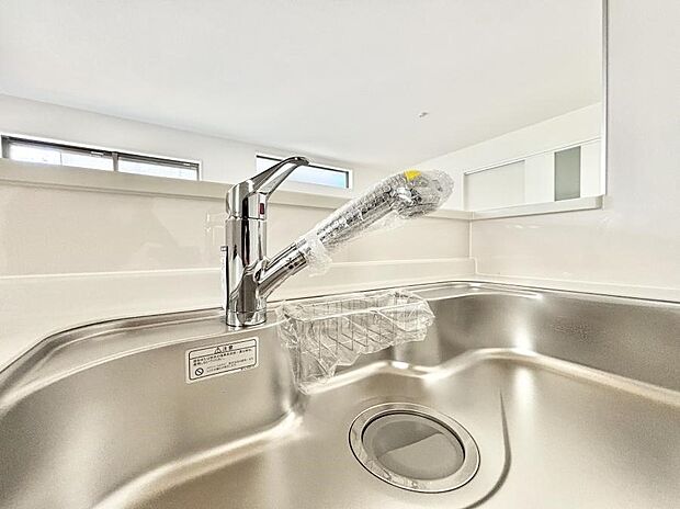【その他設備(蛇口一体型浄水器)】浄水器一体型のキッチンで洗い物用・料理用と切り替え簡単！