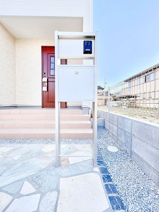 【その他現地】表札・インターホン・ポストをひとつに集約。エントランスになじむシンプルデザイン。