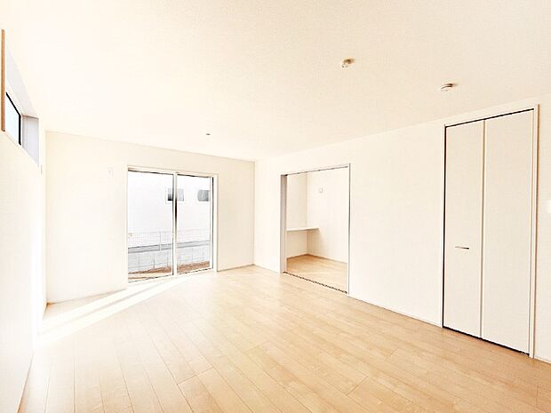 【リビングダイニング】明るい陽光が注ぎ、寛ぎの雰囲気に満たされるリビングダイニング 