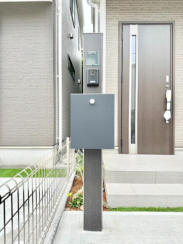 【その他現地】シンプルデザインのポスト。　