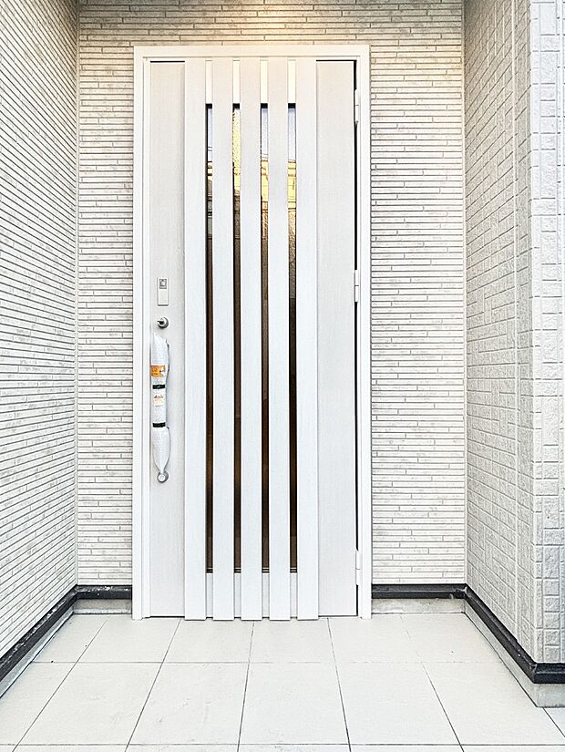 【玄関】玄関前は雨が降っても濡れにくい屋根付き