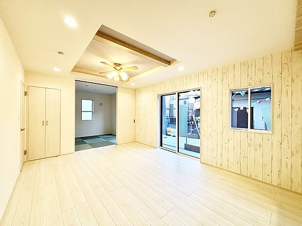 【リビングダイニング】大きな窓からたっぷりの陽光と風を感じられるリビング