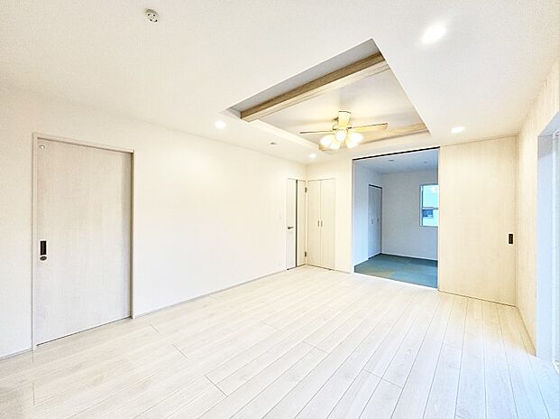 【ダイニング】隣接の和室を開放すればさらに広々空間に