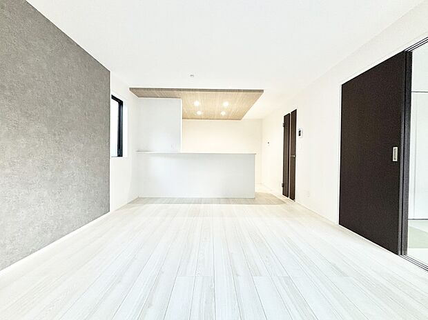 【リビングダイニング】家族団らんの時間も増えそうなくつろぎのリビングダイニング。