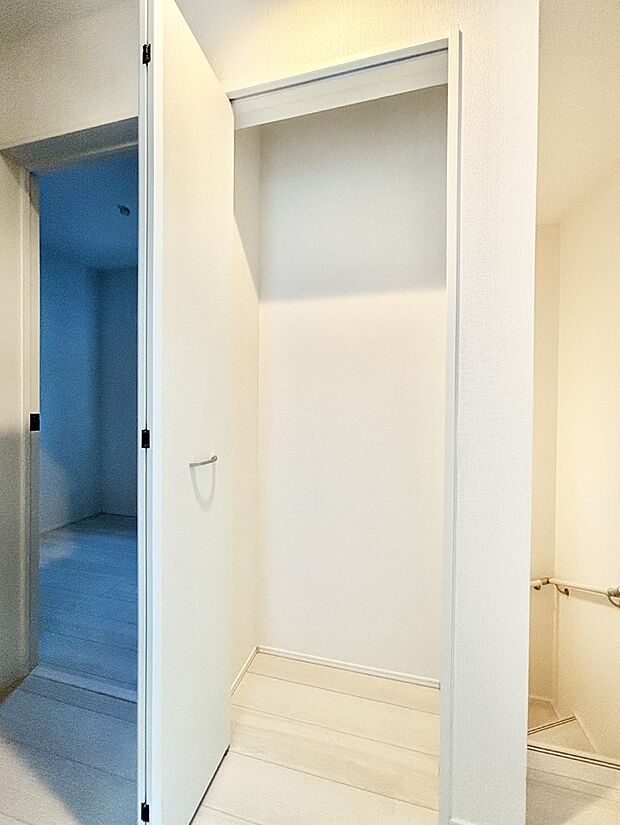 【その他設備(廊下収納)】廊下収納。掃除道具や季節の小物を収納することができます。