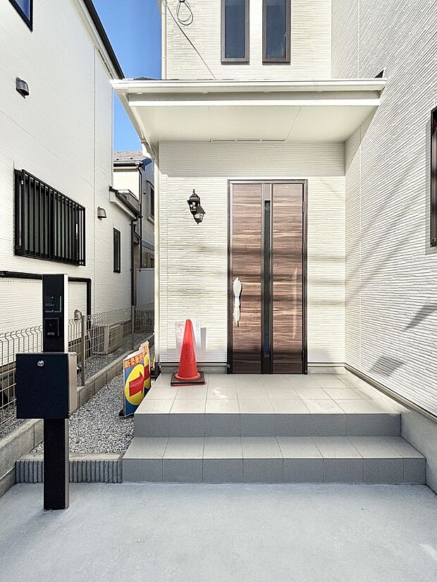 【玄関】大切な家族、来客を出迎える玄関。