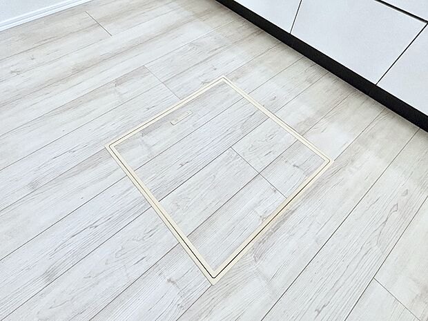 【その他設備(床下収納)】床下収納付き！日用品・非常用品の収納にも大活躍。