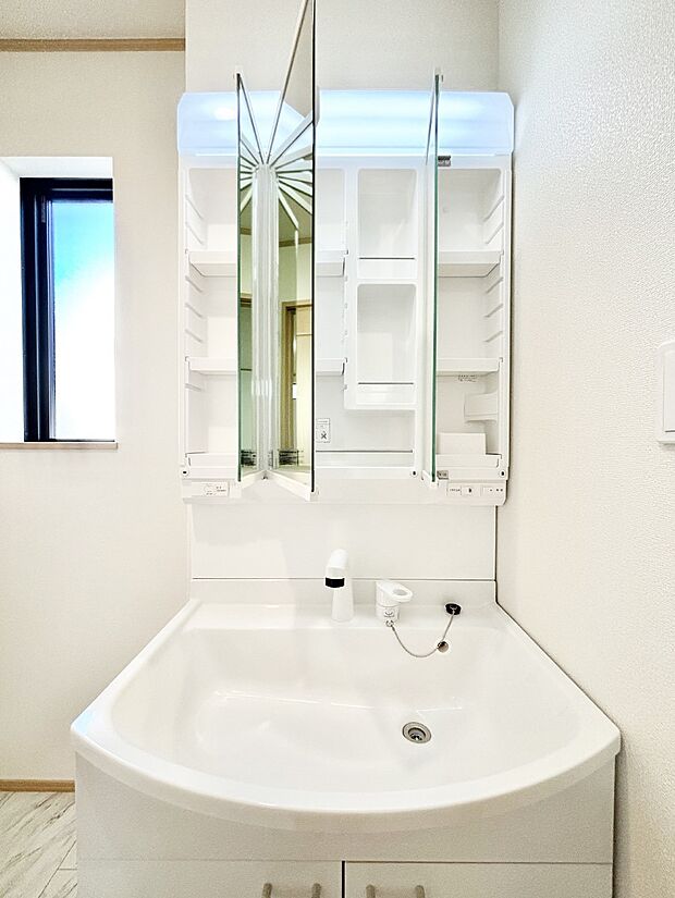 【その他設備(三面鏡裏収納)】三面鏡の裏に、化粧品や衛生用品などを収納可能。洗面台をすっきりと保ちます！