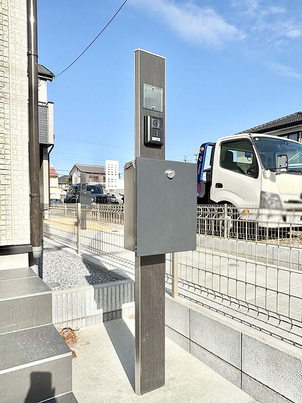 【その他現地】シンプルデザインのポスト。