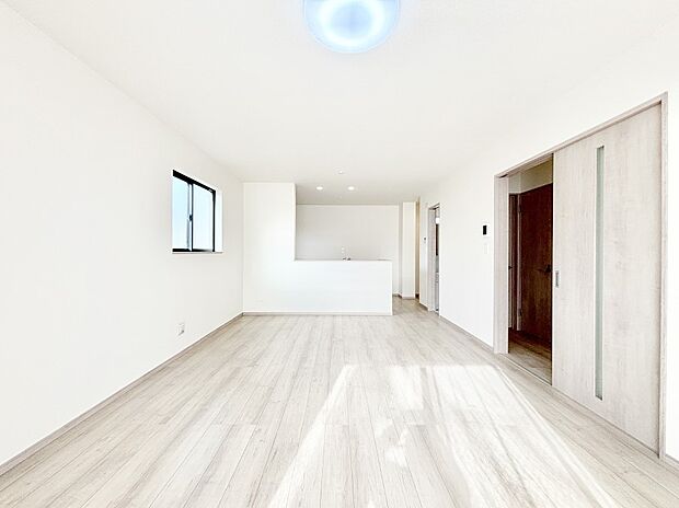 【リビングダイニング】明るい陽光が注ぎ、寛ぎの雰囲気に満たされるリビング・ダイニング。 