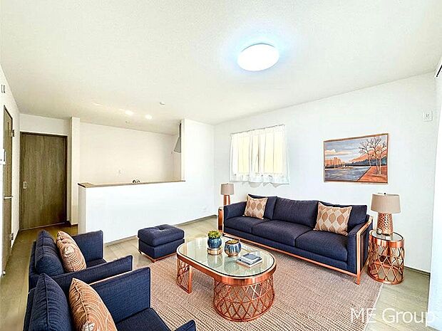 【リビング】ご家族の賑やかな話し声で包まれる明るいリビング  ※家具はCGです