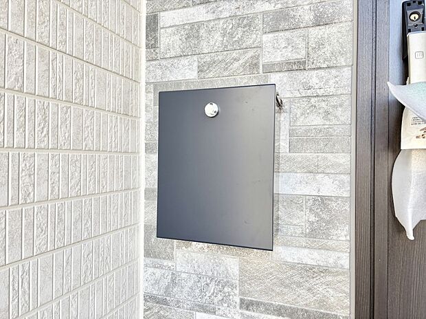 【その他現地】シンプルデザインのポスト。