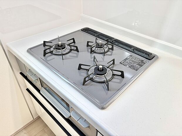 【その他設備(Ｓｉセンサーコンロ)】ガスコンロはＳｉセンサー搭載。火力調節や焦げ付き・消し忘れも防いでくれます。