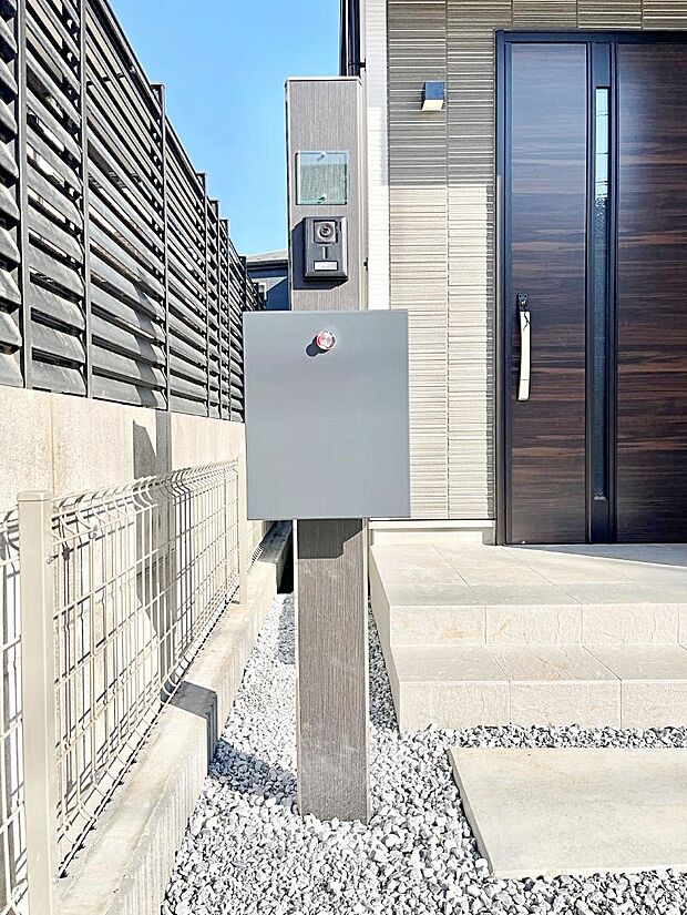 【その他現地】表札・インターホン・ポストをひとつに集約。エントランスになじむシンプルデザイン。