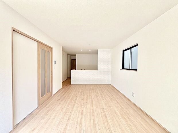 【ダイニング】シンプルなデザインなのでインテリアを考えるのも楽しみですね！